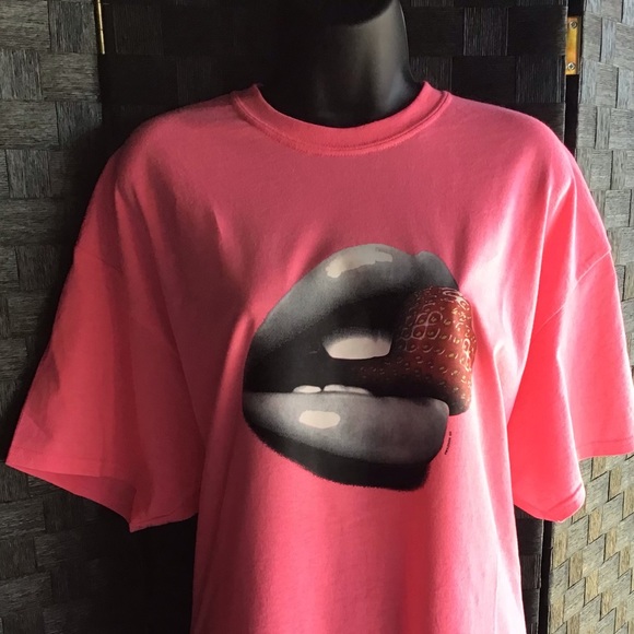 Gildan Tops - Lips & Berry T-Shirt 👄🍓